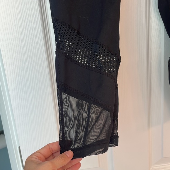 Black Zella Capri Leggings with Mesh Detail Size L - Picture 2 of 3